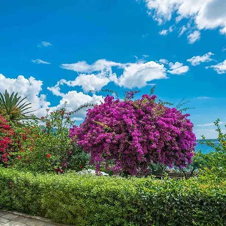 Douka Sea Front Residencies Apartament