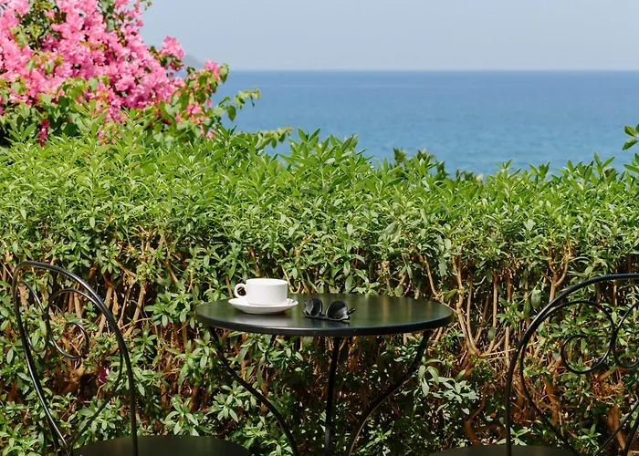 Douka Sea Front Residencies モネンバシア