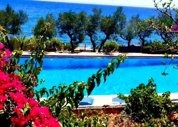 Douka Sea Front Residencies モネンバシア