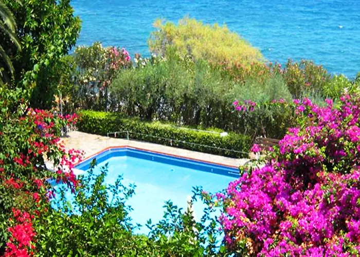 Douka Sea Front Residencies モネンバシア